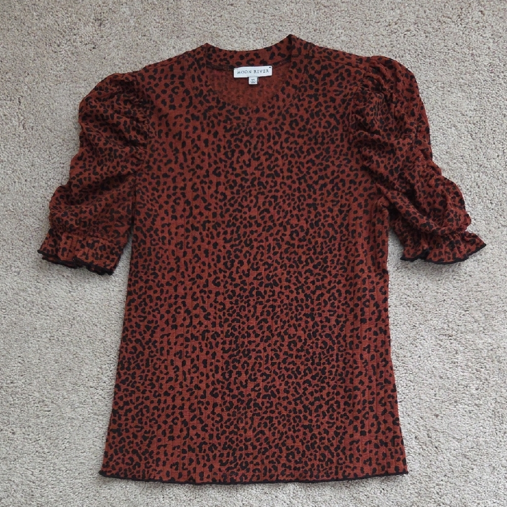 Moon River Rust Leopard Puff-Sleeve Tee